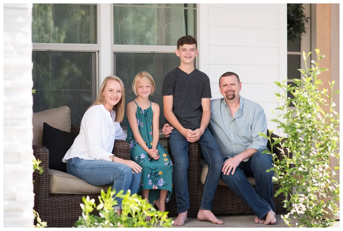 Family lifestyle photography in Eugene, Oregon with family outside in natural light.
