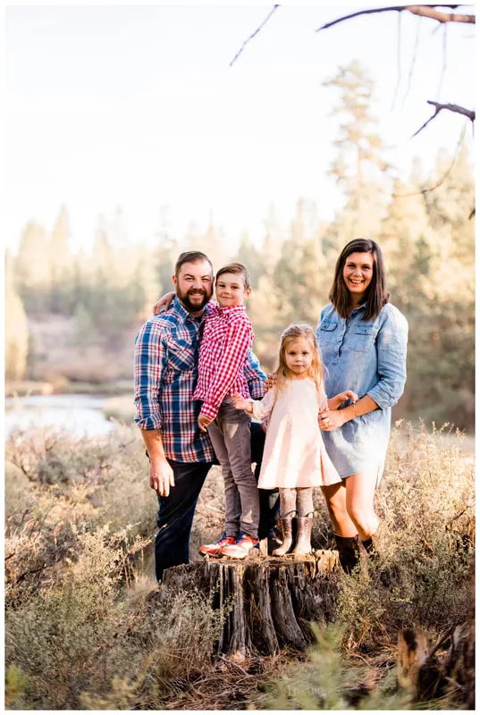 Bend, Oregon family photos taken along the Deschutes River in natural light