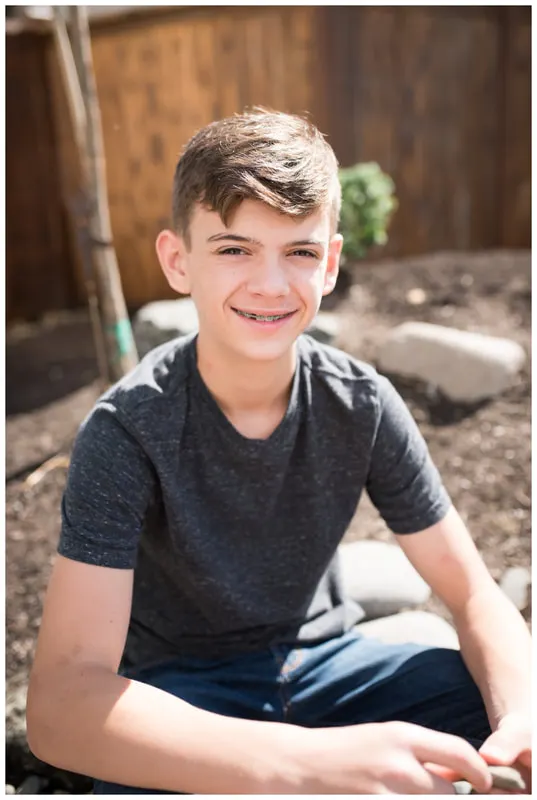 Family lifestyle photography in Eugene, Oregon with family outside in natural light.