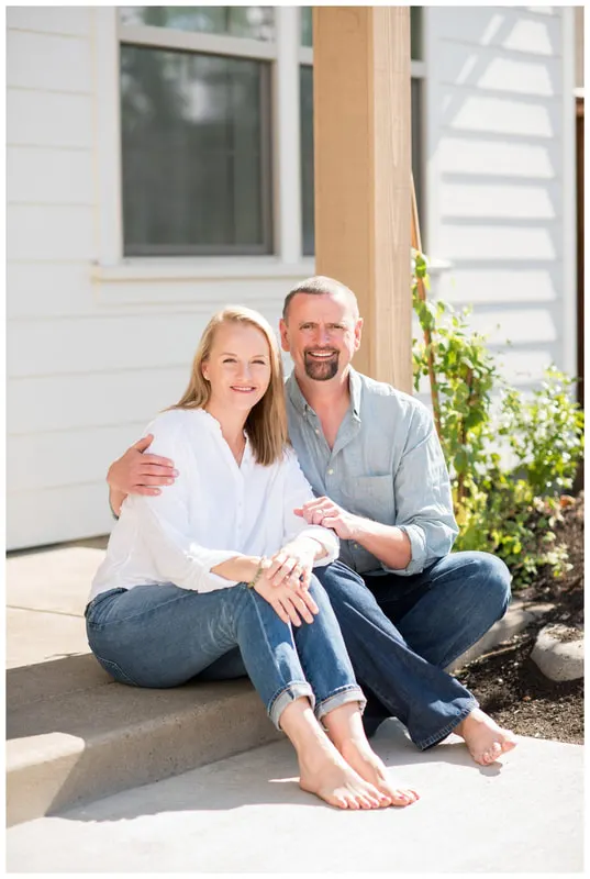Family lifestyle photography in Eugene, Oregon with family outside in natural light.