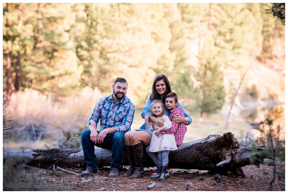 Bend, Oregon family photos taken along the Deschutes River in natural light