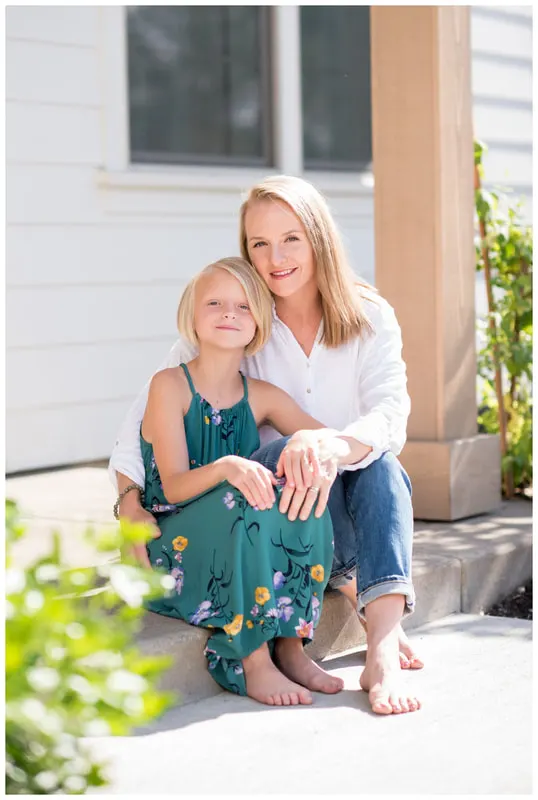 Family lifestyle photography in Eugene, Oregon with family outside in natural light.