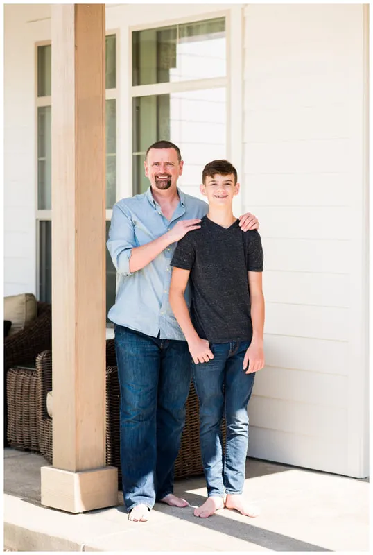 Family lifestyle photography in Eugene, Oregon with family outside in natural light.