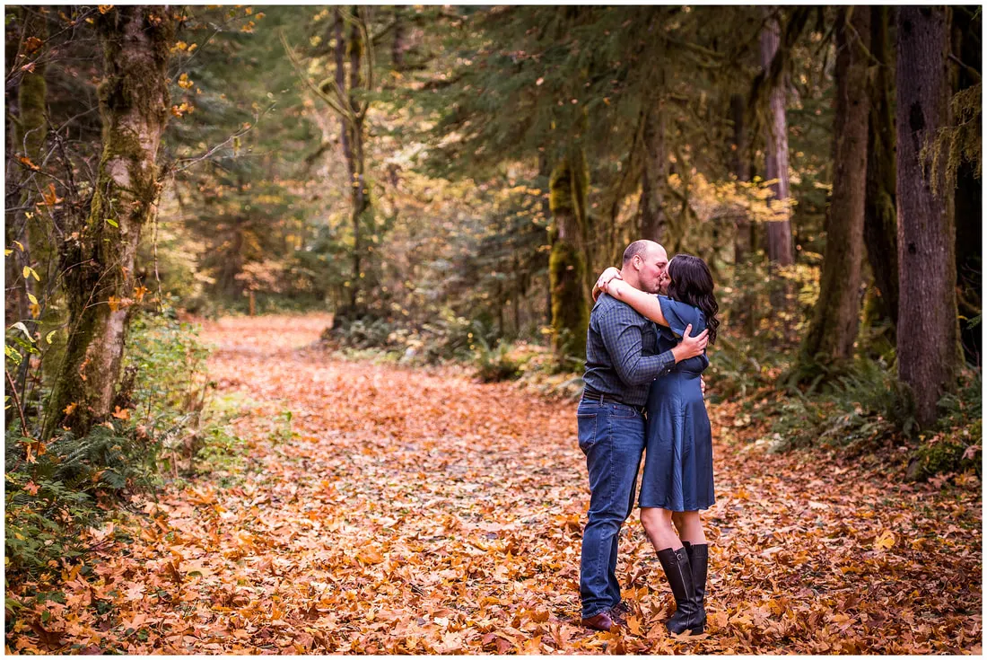 Engagement photos along the McKenzie River in Oregon