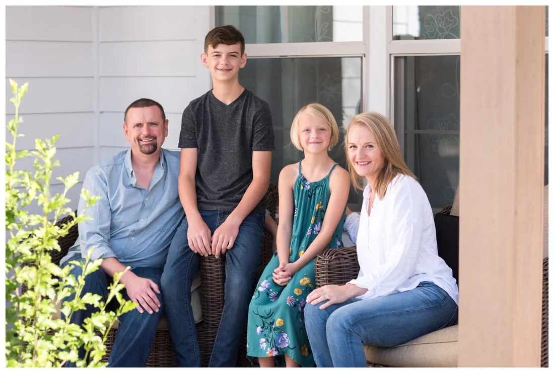 Family lifestyle photography in Eugene, Oregon with family outside in natural light.