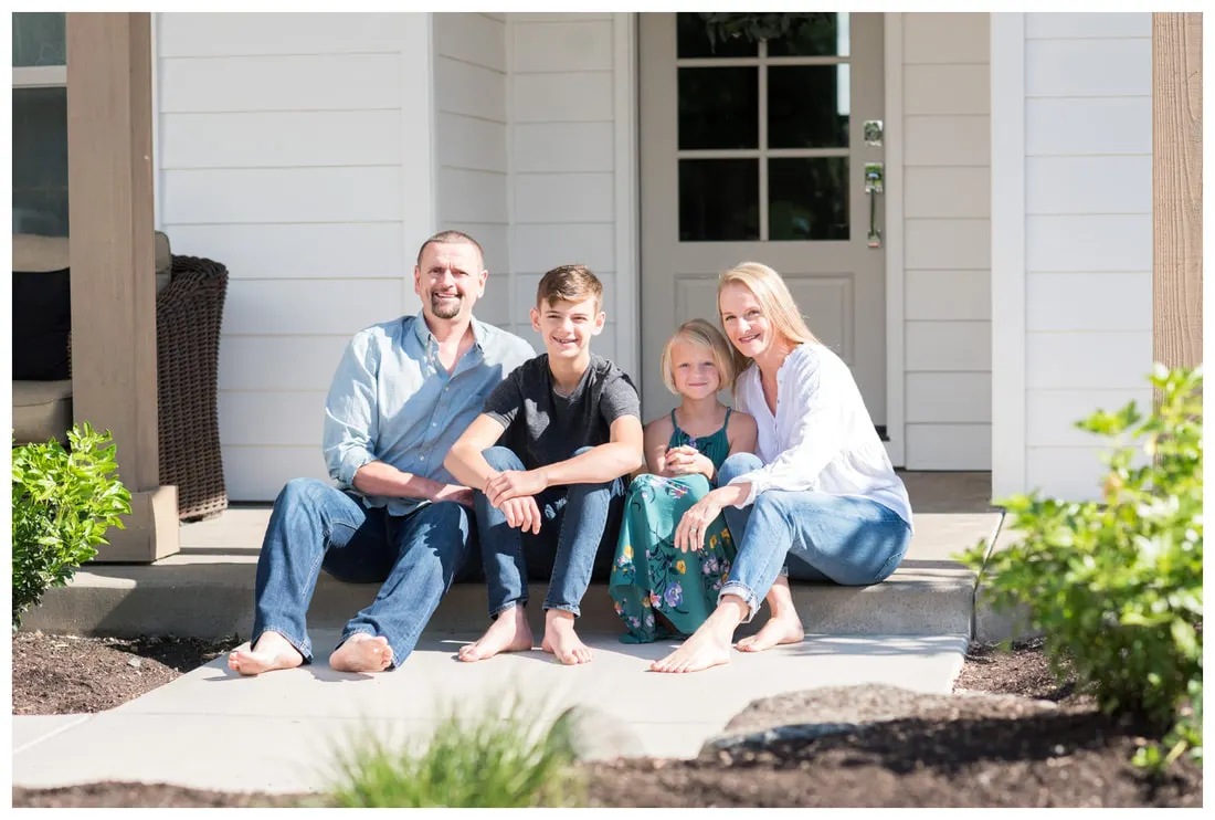 Family lifestyle photography in Eugene, Oregon with family outside in natural light.