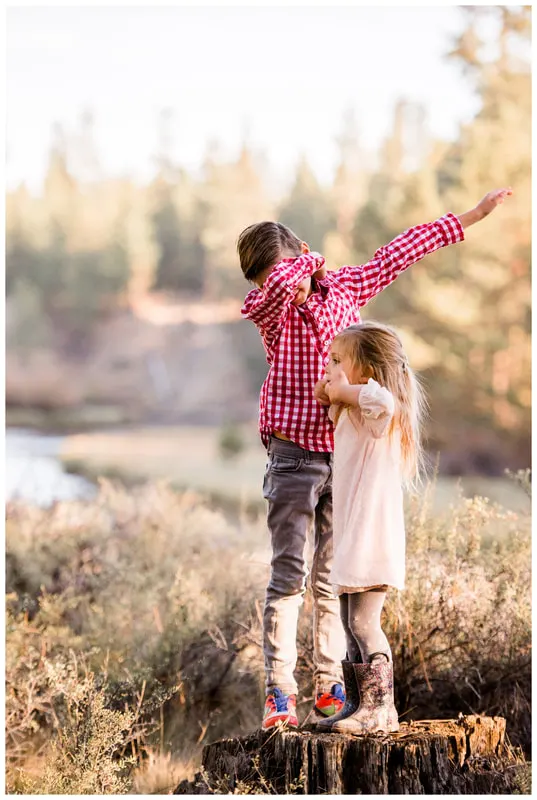 Bend, Oregon family photos taken along the Deschutes River in natural light