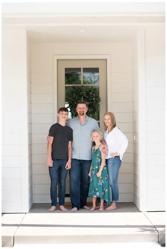 Family lifestyle photography in Eugene, Oregon with family outside in natural light.