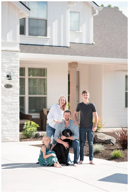 Family lifestyle photography in Eugene, Oregon with family outside in natural light.