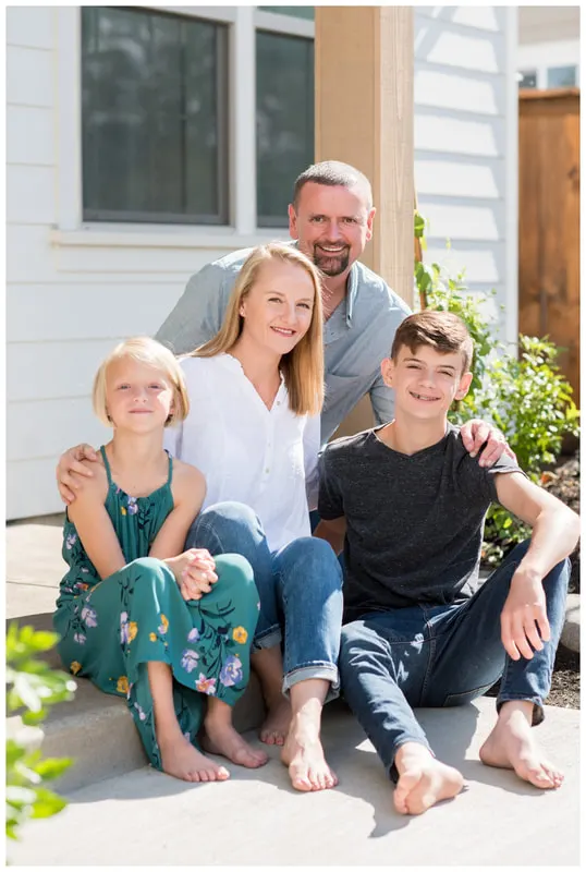 Family lifestyle photography in Eugene, Oregon with family outside in natural light.