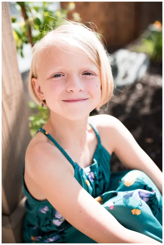 Family lifestyle photography in Eugene, Oregon with family outside in natural light.