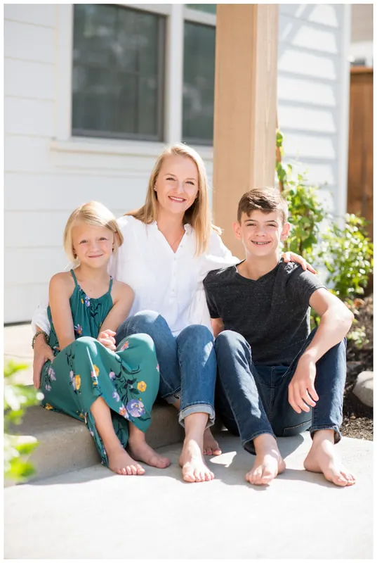 Family lifestyle photography in Eugene, Oregon with family outside in natural light.
