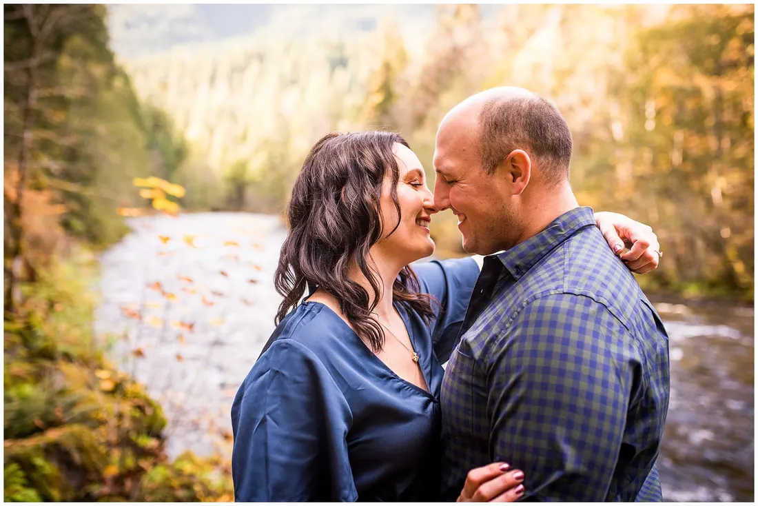 Engagement photos along the McKenzie River in Oregon