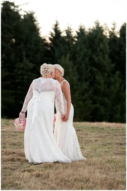 Sweet Cheeks Winery wedding by Photography by Lynn Marie