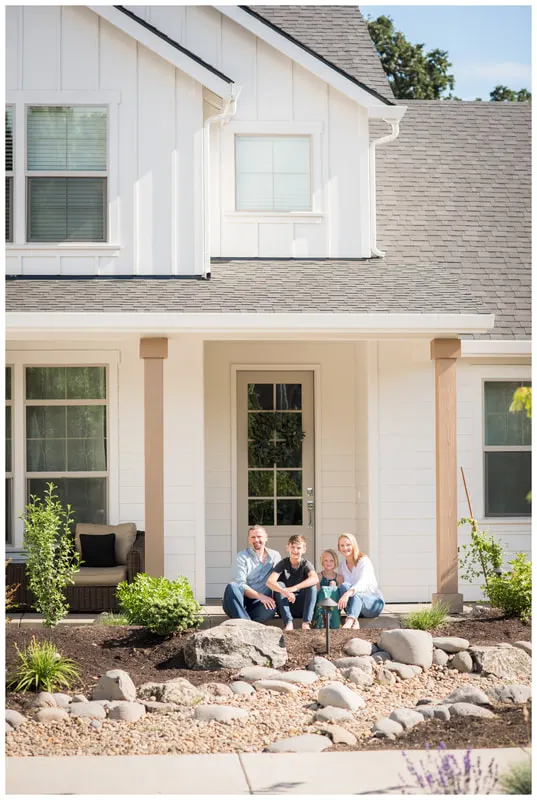 Family lifestyle photography in Eugene, Oregon with family outside in natural light.
