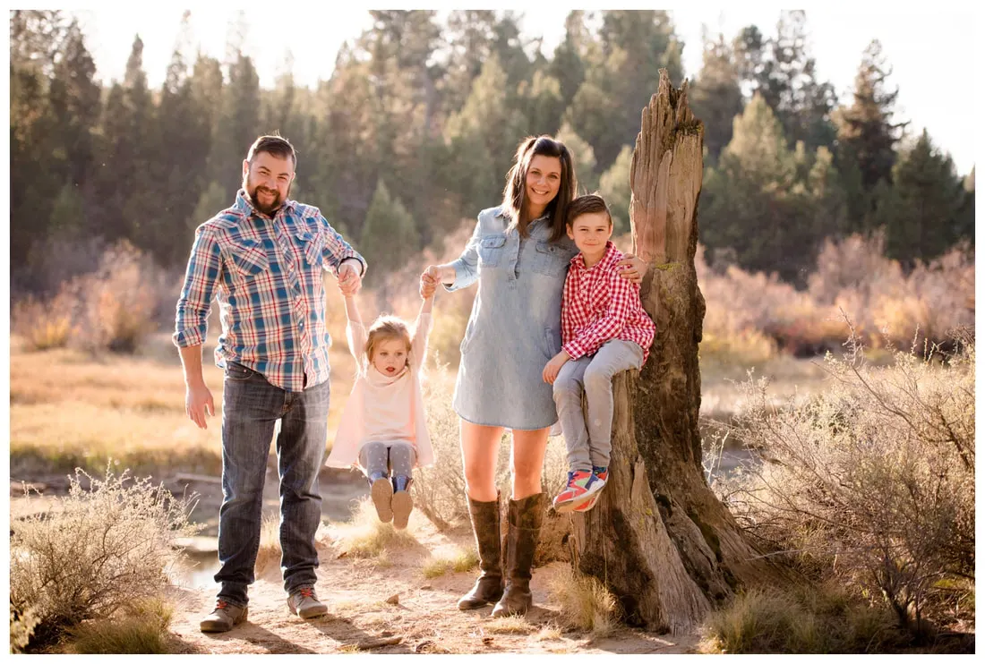 Bend, Oregon family photos taken along the Deschutes River in natural light