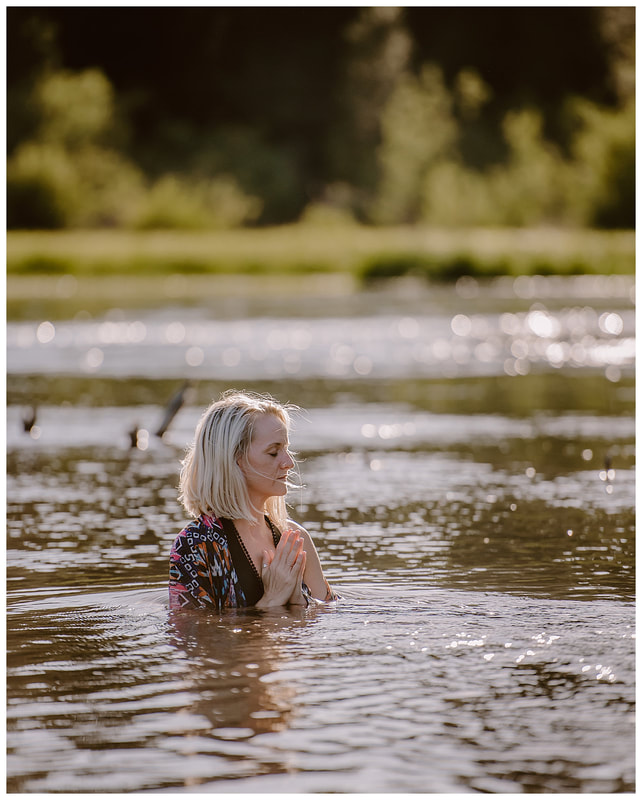 Yoga photo session in Bend, Oregon along the Deschutes River