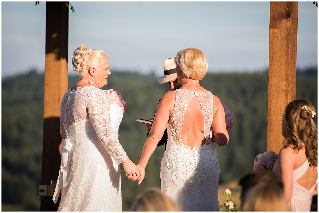 Sweet Cheeks Winery wedding by Photography by Lynn Marie