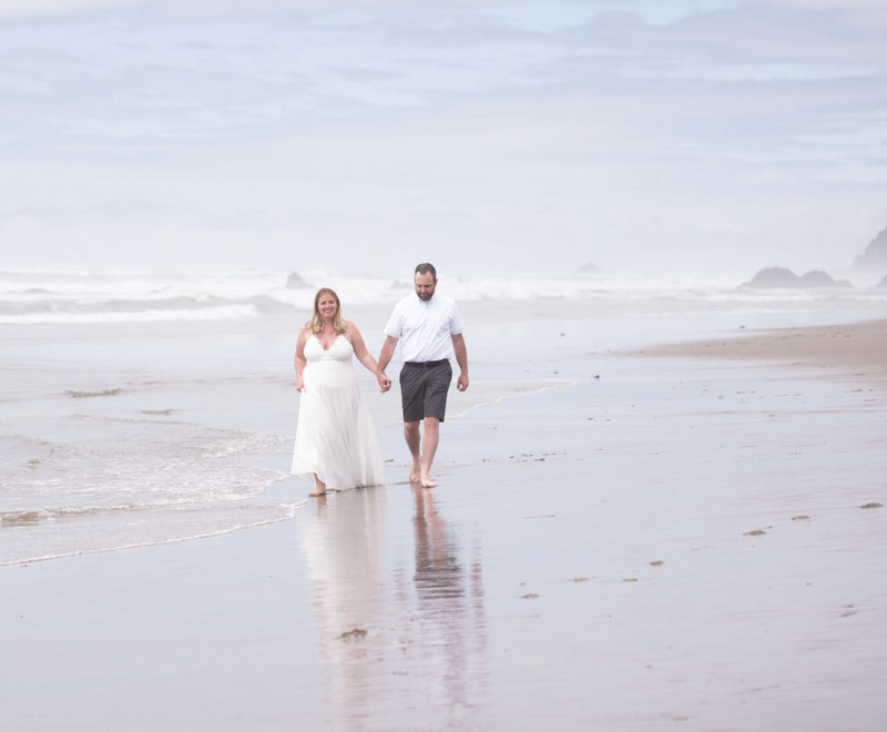 Oregon coast wedding & elopement photographer.  Photography by Lynn Marie.