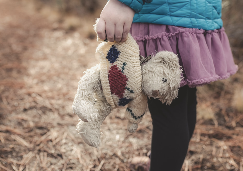 Photo shoot of a child & teddy bear in Bend, Oregon