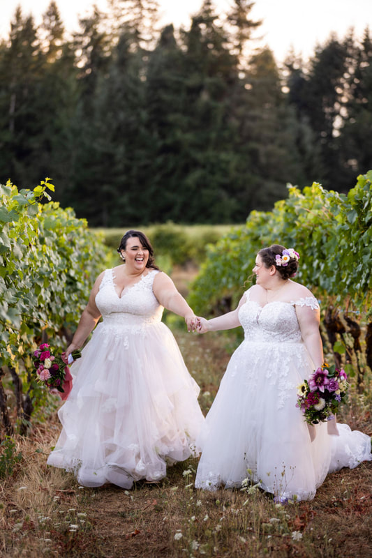 Wedding photos at Sweet Cheeks Winery in Eugene, Oregon