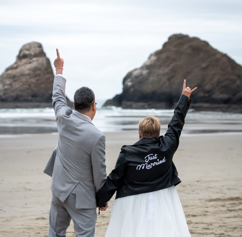 Wedding couple getting married at the Oregon coast at Heceta Head Beach.